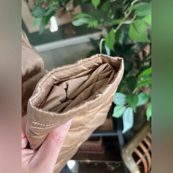 The North Face Women's Gold Puffer Jacket - Picture 5 of 12